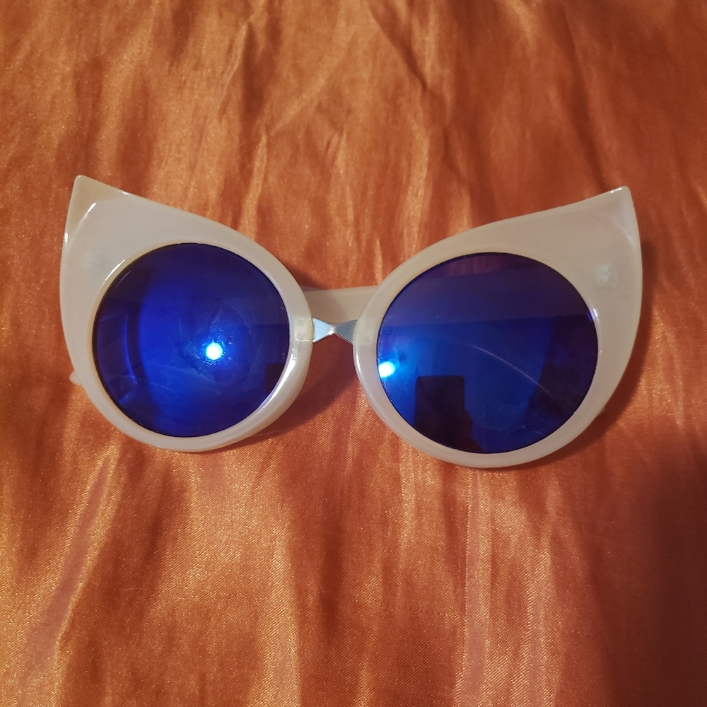Chic Cat-Eye Sunglasses with Blue Lenses